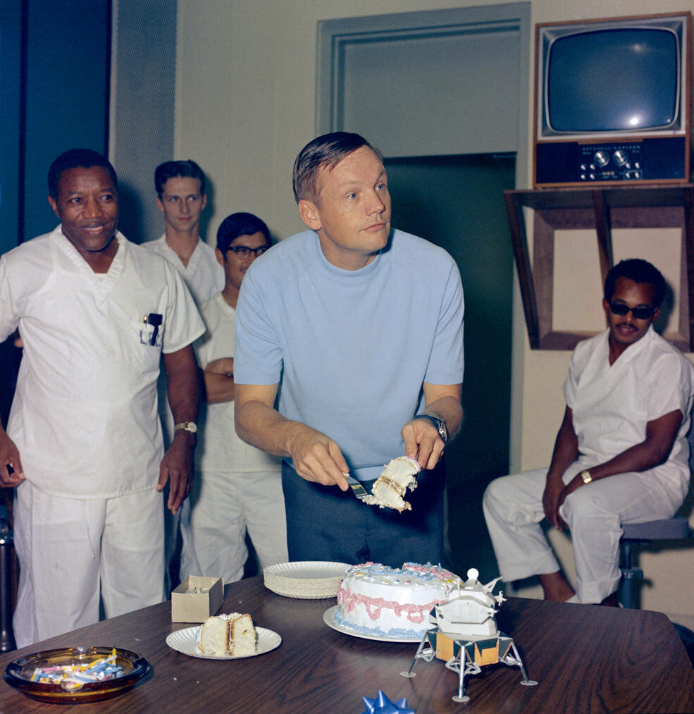 Ничего особенного, День Рождения Нила Армстронга в строгом карантине после полёта на Луну