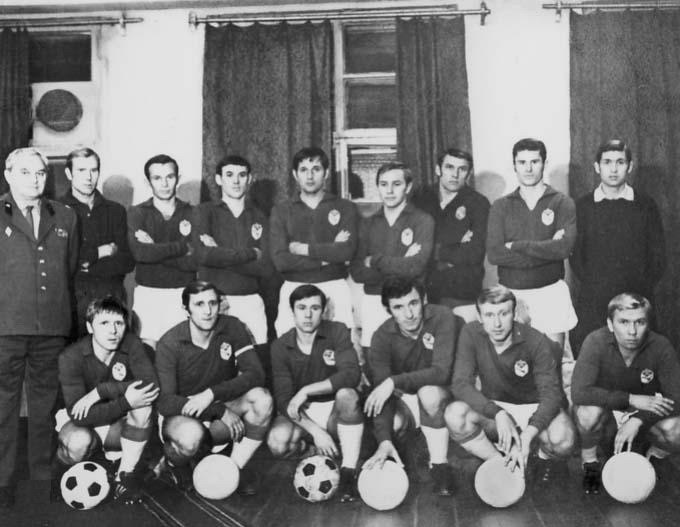 Команда ЦСКА (Москва) чемпион СССР 1970 года. Нижний ряд. Слева направо: В. Дударенко, А. Шестернев, Ю. Истомин, В. Капличный, В. Федотов, В. Уткин. Стоят: старший тренер В. Николаев, Ю, Пшеничников, Н. Долгов, Б. Копейкин, В. Поликарпов, В. Войтенко, В. Астаповский, М. Плахетко, В. Афонин. 