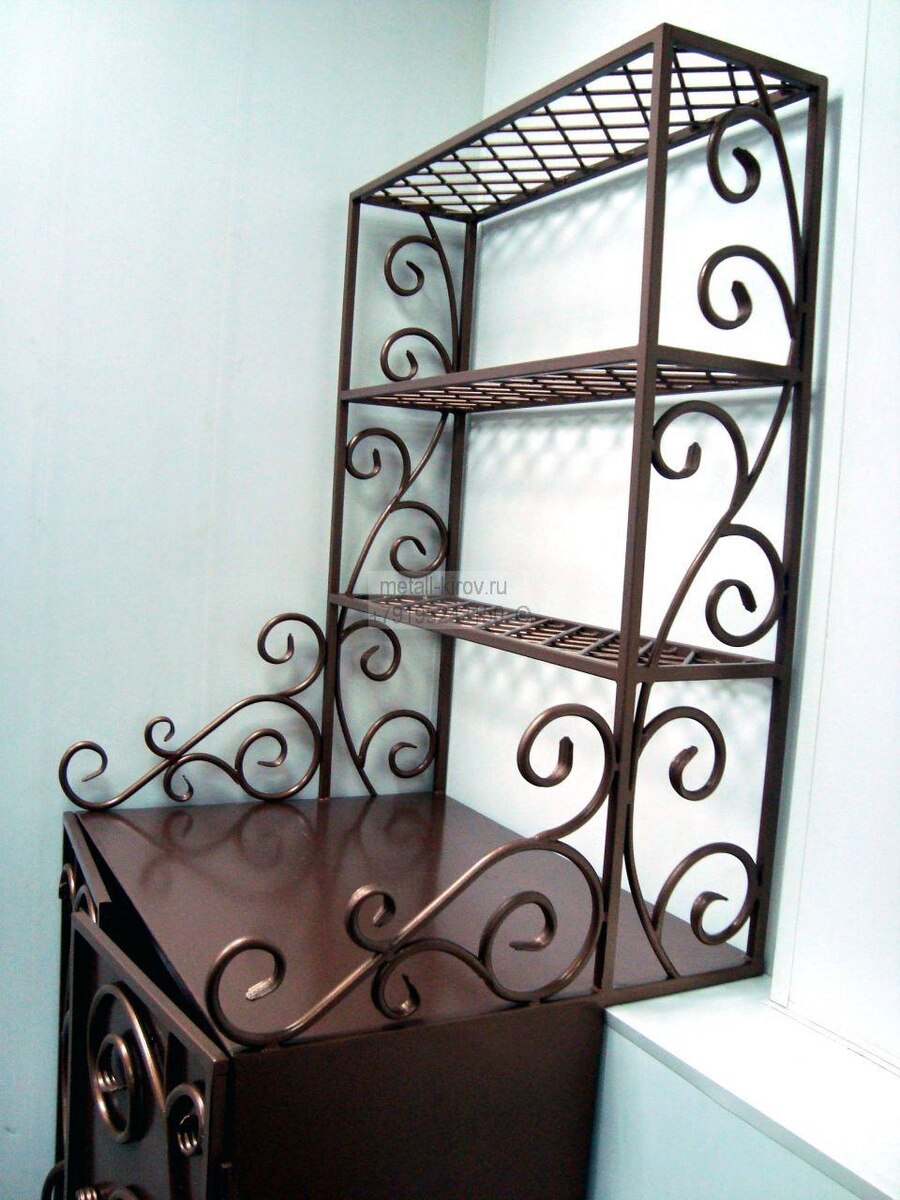  Кованый стеллаж, комбинированный с деревом