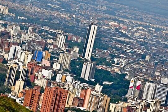 
Репутация Кали колеблется между самым опасным городом в мире до второго по опасности места, это зависит от хорошего или плохого года в Колумбии. Из-за господства наркотических картелей, которые держат в страхе всю округу, а также присутствия коррумпированных групп повстанцев, преступность в Кали пропитала весь город.