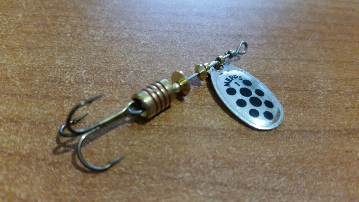 Aglia Decorees №1 лепесток серебристый с черными точками,Черные точки при вращение дают свой рисунок, который в определенного цвета воде даст сигнал рыбе на атаку.