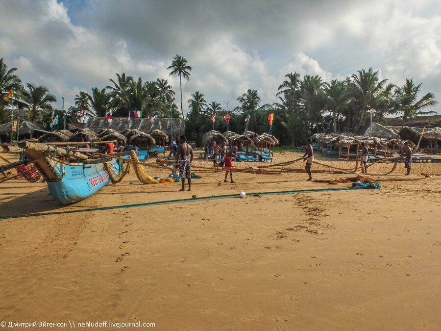 Перекатываются через небольшие волны, выпрыгивают в прибой и вытаскивают лодку на берег. Дел тут много, но все привычные...
