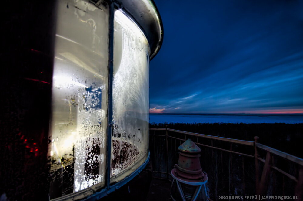  Маяк сей назван в честь Чесменского сражения 1770 года, когда русские  пообломали весла туркам. Кстати, командовал российскими войсками граф  Алексей Орлов, в честь которого назван другой наш мыс и маяк -  Летне-Орловский. Вот такая связь Средиземного и Белого морей. Маяк  построили в 1899 году, но работать он стал спустя год. Стоит он на самой  высокой точке Онежского берега Белого моря и сам хорошо виден. Высота  башни маяка - 20 метров, высота огня над уровнем моря - 38 метров. С  него хорошо виден Онежский полуостров и даже Соловки.
 