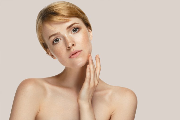 Определение точной причины образования пигментации – важный шаг по ее устранению, поэтому при появлении коричневых пятнышек лучше обратиться к дерматологу.