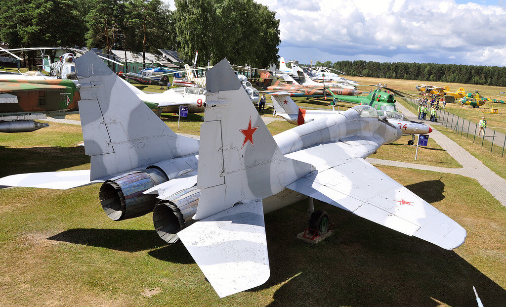 Сегодня в экспозиции музея более 30 экспонатов. Среди них самолеты Ан-2, Ан-26, Ил-14П, Ил-18В, Л-29, МиГ-17, МиГ-15УТИ, МиГ-19С, МиГ-21бис, МиГ-23УБ, МиГ-25ПУ, МиГ-25БМ, МиГ-27К, МиГ-29, Су-7БМК, Су-17М, Су-24М, Су-25, Ту-134, Як-18, Як-25, Як-28ПП, Як-40. Вертолеты Ка-26, Ми-1, Ми-2, Ми-8Т, Ми-24П, Ми-26. Наземный катапультный тренажер НКТЛ 29-39. В музее посетители могут побывать в кабинах летательных аппаратов, почувствовать себя настоящими пилотами. Начало в предыдущем посте. 


