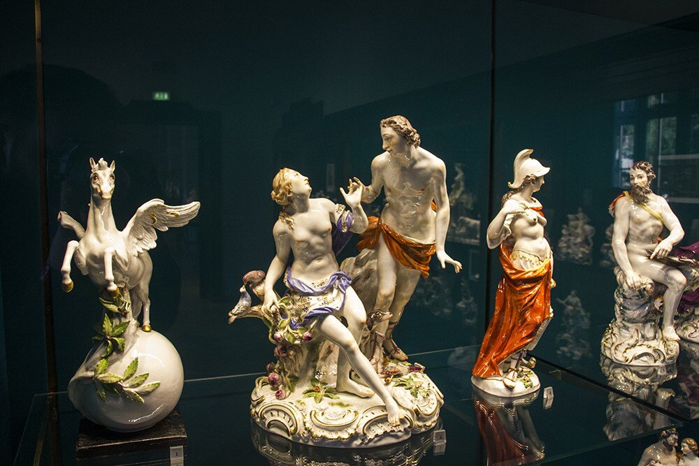 Скульптура шпис ифз. Скульптура столбова фарфор лфз. Статуэтка девочка фарфор ссср лфз. Солонки кисловодского фарфорового завода. Мейсен музей фарфоровой мануфактуры.