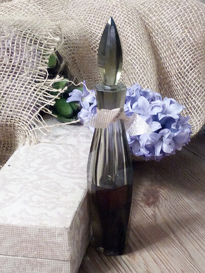 Уже исчезали оригинальные флаконы, притертые стеклянные пробки заменялись пластмассовыми колпачками, бархатные «ложа» – на простой картон – все делалось для увеличения объемов производства парфюмерной продукции и для автоматизации процесса, дабы максимально возможно заменить дорогой малопроизводительный ручной труд. Какие уж тут флаконы для каждого аромата! Огромные партии однотипных флаконов позволяли сильно не задумываться о дизайне и наливать в них разные духи, меняя только этикетку с названием и изготавливая новую коробку.