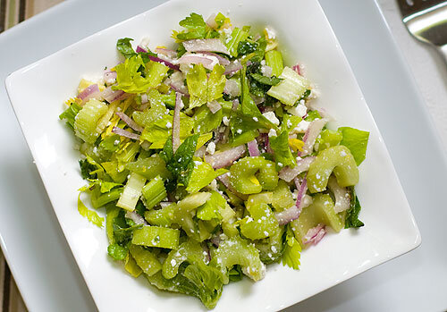 Салат с пекинской капустой и сельдереем. Салат с сельдереем и яблоком. Салат из черешкового сельдерея. Салат из сельдерея корневого. Салат из стеблей сельдерея.