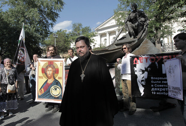 Протоиерей Всеволод Чаплин во время уличного молебна «Стояние за жизнь» у памятника Шолохову на Гоголевском бульваре в Москве. Православные верующие выступают против абортов, пропаганды гомосексуализма и осквернения святынь.