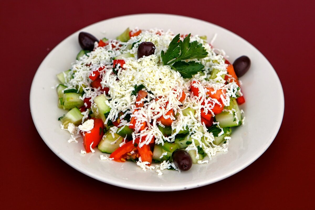 самые вкусные салаты. домашние салаты на каждый день. простенькие салаты на скорую руку. салат. праздничный салат с крабовыми палочками.