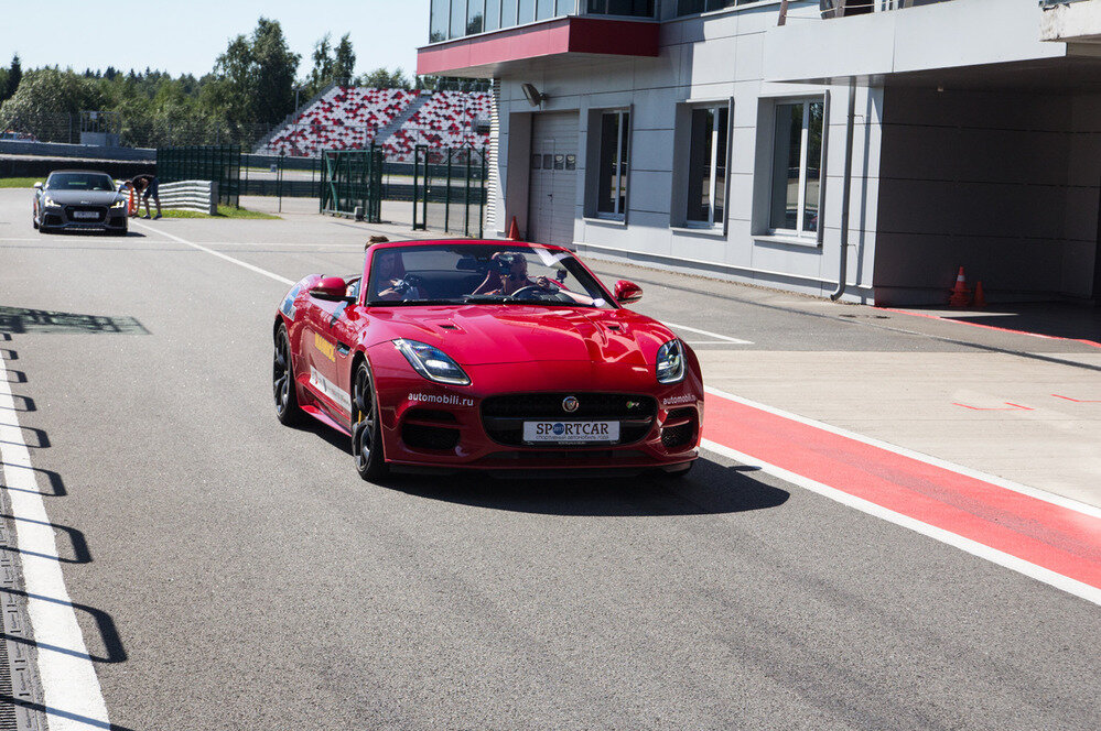   Jaguar  F-Type появился в 2013 году, а весной этого года пережил рестайлинг.  Удачный дизайн трогать не стали. Самая яркая отличительная черта  рестайлингового спорткара – полностью светодиодные фары. Намётанный глаз  обнаружит и новый передний бампер с горизонтальными, а не вертикальными  планками, разделяющими воздухозаборники.  