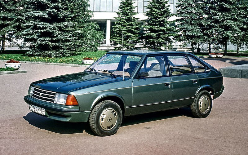 Опытный образец Москвич-2141 1981 года. Его легко отличить по непривычного вида бамперам и решетке радиатора.