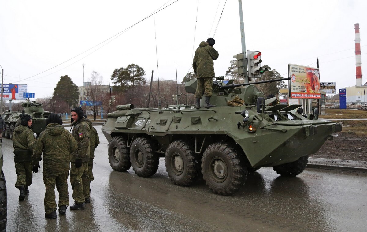 Брэдли против бтр видео. БТР-82ат. БТР против танка перетягивания каната.