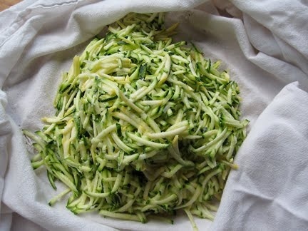 Перекладываем кабачковую массу на марлю и хорошо выжимаем жидкость.