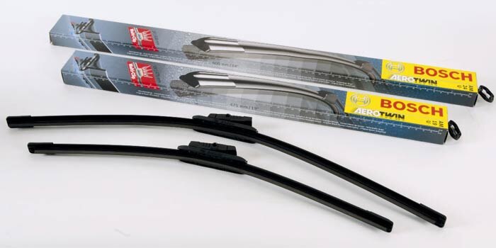 Кстати, можно встретить силиконовые резинки, которые зарекомендовали себя с лучшей стороны. Дольше обычных они не служат, но работу выполняют качественно. Также, помимо покупки дворников желательно приобрести средство антидождь для лобового стекла. Тогда щетки будут работать реже и прослужат дольше.