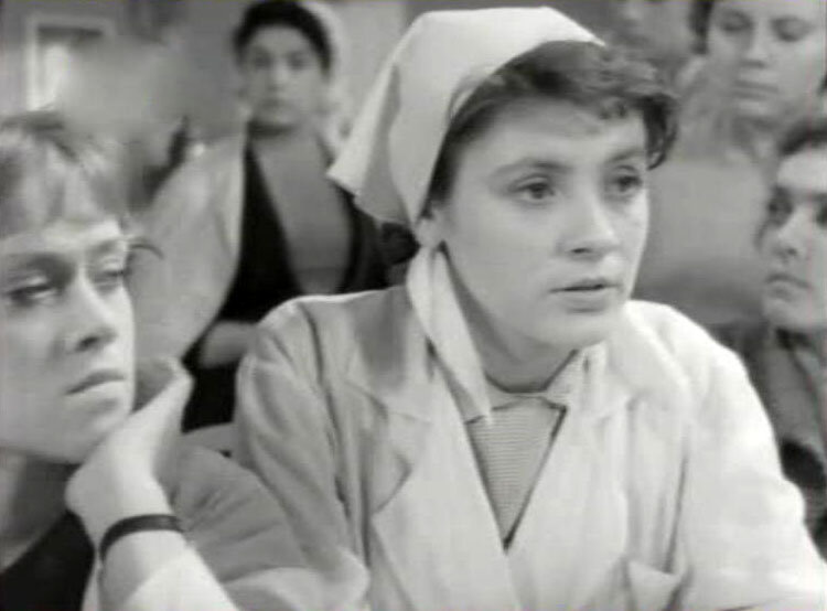 Алиса Фрейндлих и Евгения Уралова в фильме "Повесть о молодожёнах" (1959)