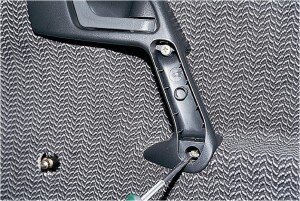 Начинать тюнинг салона автомобиля ВАЗ-2110 своими руками лучше с замены обивки дверей. Эта процедура выполняется довольно просто, не требует каких-либо специальных знаний, навыков и профессионального инструмента. После ее успешного завершения вы получите уверенность в своих силах и сможете без особого труда справиться с улучшением других элементов салона.