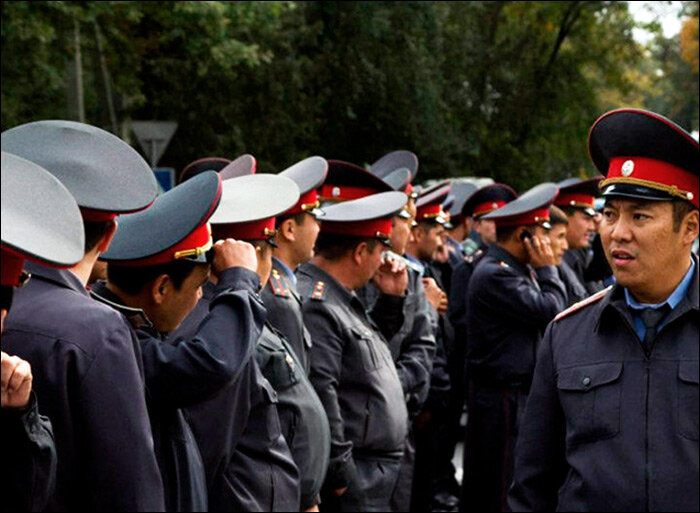 Кыргызстанские милиционеры. Фото с сайта Kloop.kg
