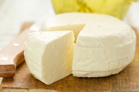 Взяла банку молока, добавила 100 миллилитров уксуса и получила вкуснейший домашний сыр