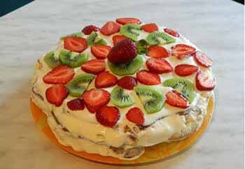 Самый вкусный десерт тот, который приготовлен с любовью. А чтобы ваши гости или близкие ее почувствовали, испеките им необычный, сочно-сливочный торт «Дамские пальчики» от бабушки Эммы. Хорошо пропитанный, украшенный свежими фруктами, он не только очень вкусный, но еще и красивый, поэтому по праву может стать центром праздничного стола. Заварные «пальчики» готовятся очень быстро, заливаются кремом и пропитываются в течение нескольких часов. Украсить торт можно чем – угодно, в этом рецепте это будет кисловатый киви, который уравновесит сладость клубники. Время приготовления чудо-торта – 2 часа и еще 5 часов для пропитки. Относится к заварному типу кондитерских изделий.