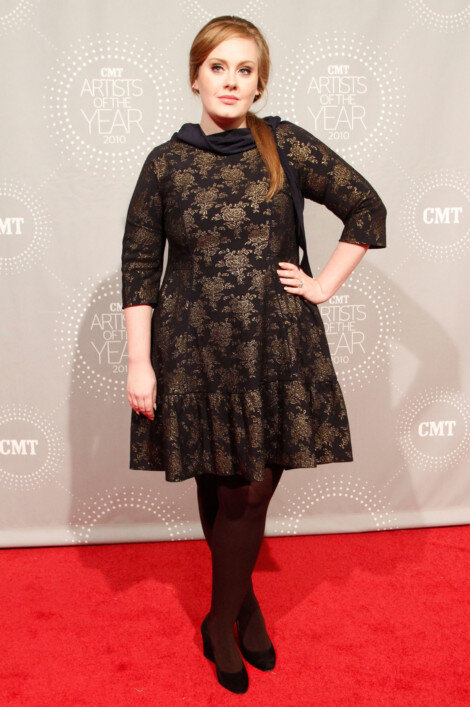 Адель в любимом черном цвете