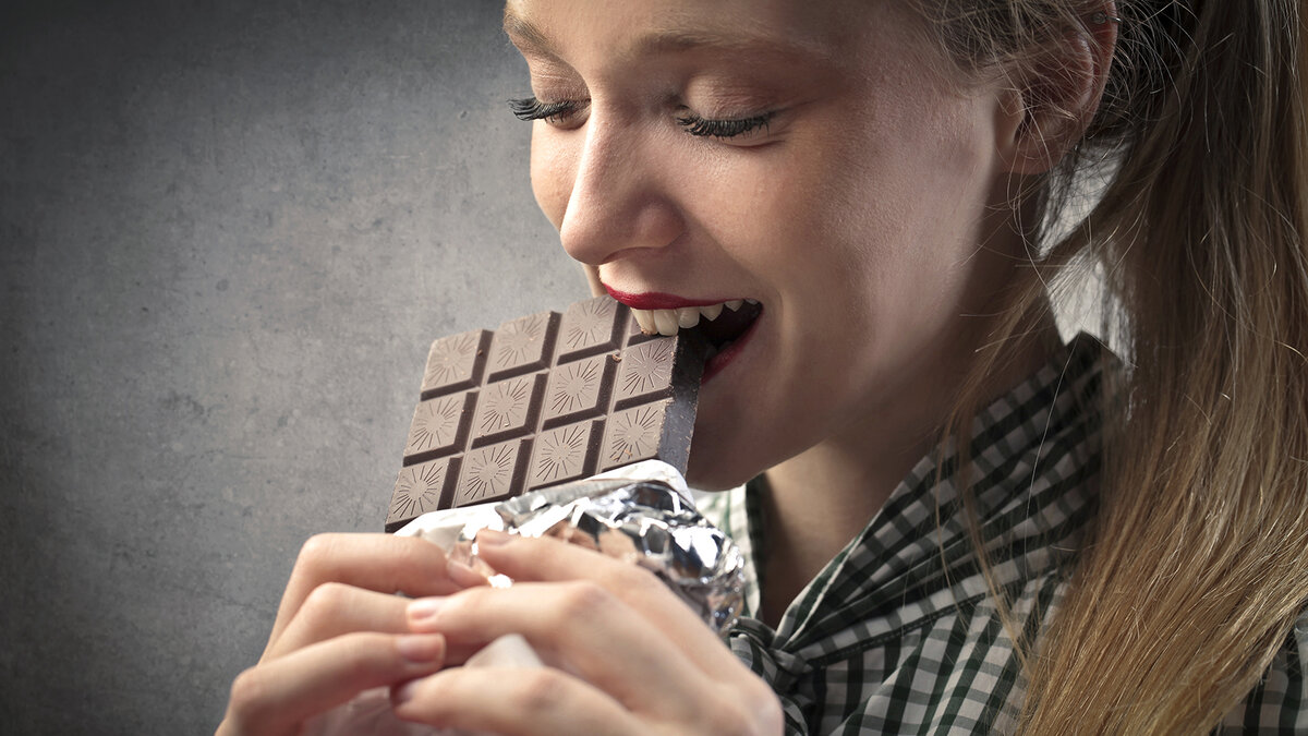 Ученые наконец доказали, что шоколад действительно полезен для мозга.
