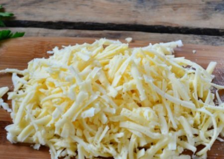 Шаг 1 Сыр трем на крупной терке.