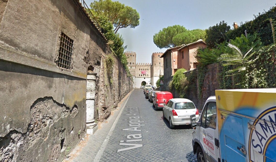 Слева в стене копия колонны - Prima pietra miliare. В центре фото Порта Сан Себастиан.