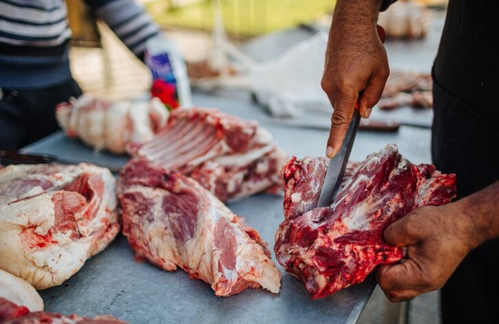 
Плов начинают готовить за несколько часов до открытия заведения, которое открывается в 10 часов утра, к этому времени плов уже должен быть готов. Если к концу дня остается плов, его не хранят в холодильнике, это блюдо надо есть свежим и горячим, все что остается раздают беднякам. 
