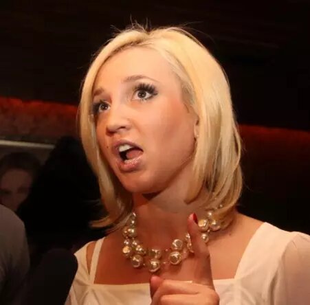            Оленька никогда не отличалась умом и образованностью.  