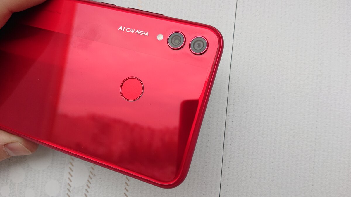 Камеры немного выступают наружу. Корпус, увы, быстро покрывается отпечатками пальцев: глянцевый!