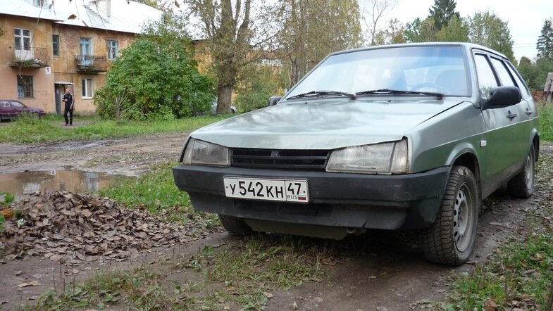 Вот на такой девятке своего дяди начинал наш герой