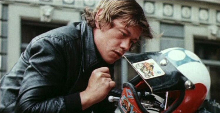 В роли Урри в  мини-сериале "Приключения Электроника"  1979 г.