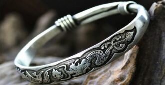 Серебро является популярным драгоценным металлом из которого изготавливают ювелирные украшения, посуду, иконы и другие предметы быта и красоты. Чтобы металл радовал своей красотой, необходимо поддерживать его внешний вид в идеальном состоянии. Для сияния и блеска серебро нужно чистить. Процесс чистки не сложный, но требует определенных знаний и навыков. И так, как почистить серебро в домашних условиях?