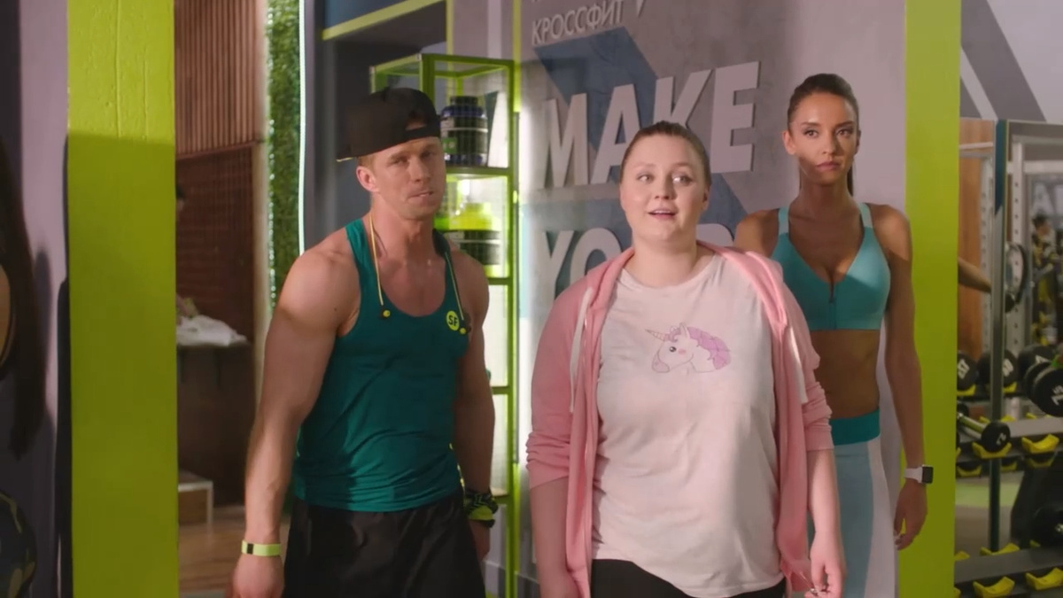 Кадр из сериала: да, Ася, конечно не модель и девица на заднем плане выглядит выигрышнее, но ведь на каждую кастрюльку найдется своя крышка, да?