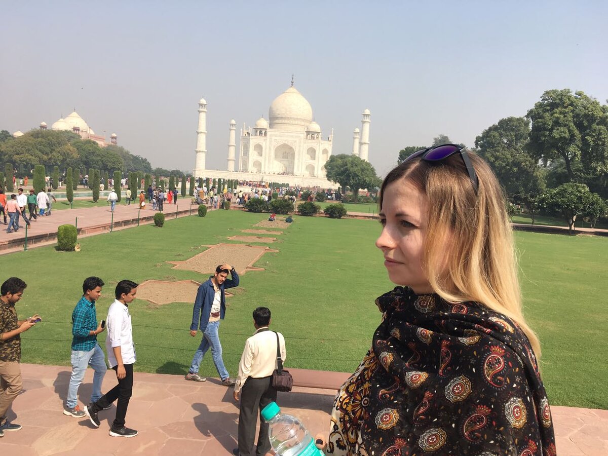 Тадж-Махал посещают в день тысячи туристов, в том числе и сами индусы