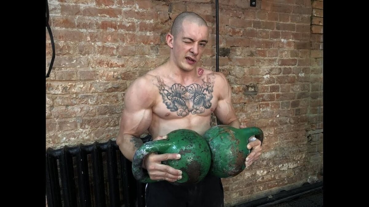 Силач с гирями