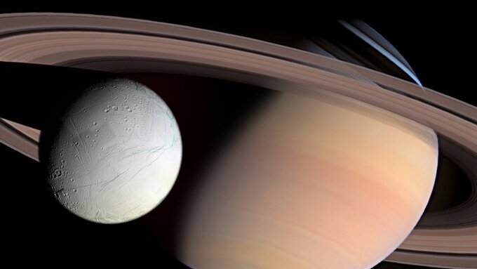 Энцелад с видом на Сатурн