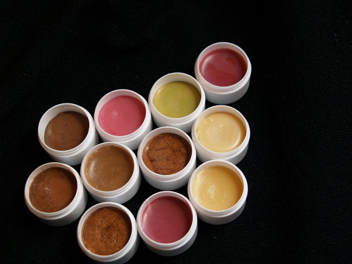 Вот так выглядят бальзамы для губ, которые я делаю. В коричневые - добавлены какао-бобы, в зеленые - овсяная пудра, в красные - краситель для помады, в желтые - ничего, кроме масел и восков.