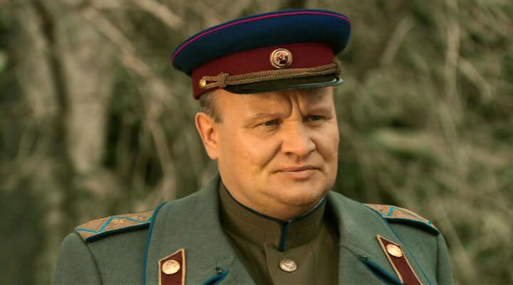 Вчера актеру Борису Каморзину исполнилось 52 года. Борис довольно поздно начал сниматься в кино, но на его счету уже около 150 ролей.-2
