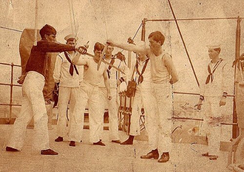 Урок фехтования на абордажных тесаках. Корабль США, 1900 г.