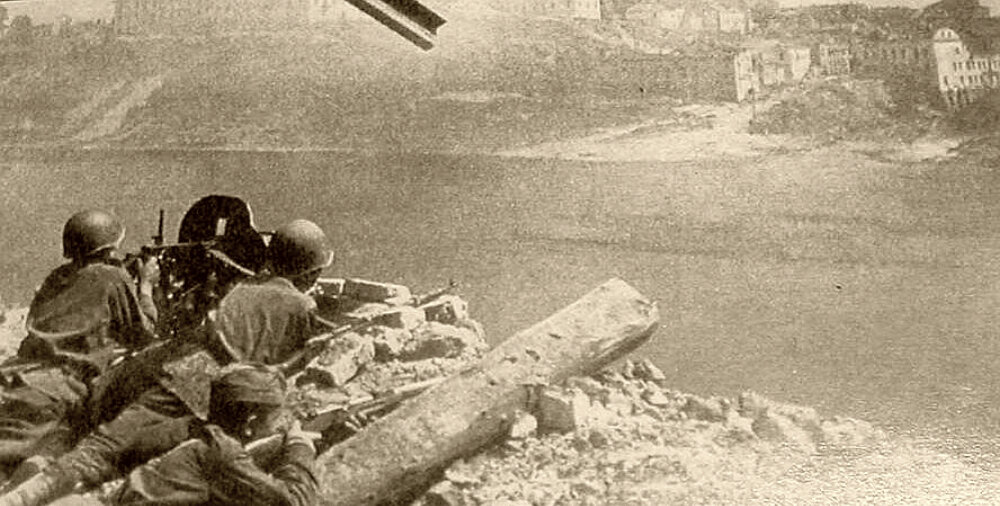 Советская пехота обстреливает дальний берег Западной Двины во время освобождения Витебска. Витебско-Оршанская операция. 26.06.1944 г.