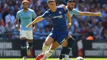 8 декабря на стадионе «Стемфорд Бридж» в Лондоне состоится центральный матч 16 тура английской Премьер-лиги между «Челси» и «Манчестер Сити». Это противостояние по предматчевым раскладам чем-то схоже с битвой «Ювентуса» и «Интера» в Италии днем ранее. Единственное отличие в том, что «Манчестер Сити», в отличии от «Ювентуса» не лидирует в АПЛ столь уж уверенно. 
