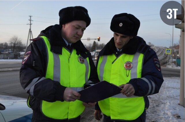   30 ноября в Альметьевском районе инспекторы ДПС ГИБДД МВД по РТ пришли на помощь мужчине, который замерзал на остановке, оказавшись вдали от своего дома.