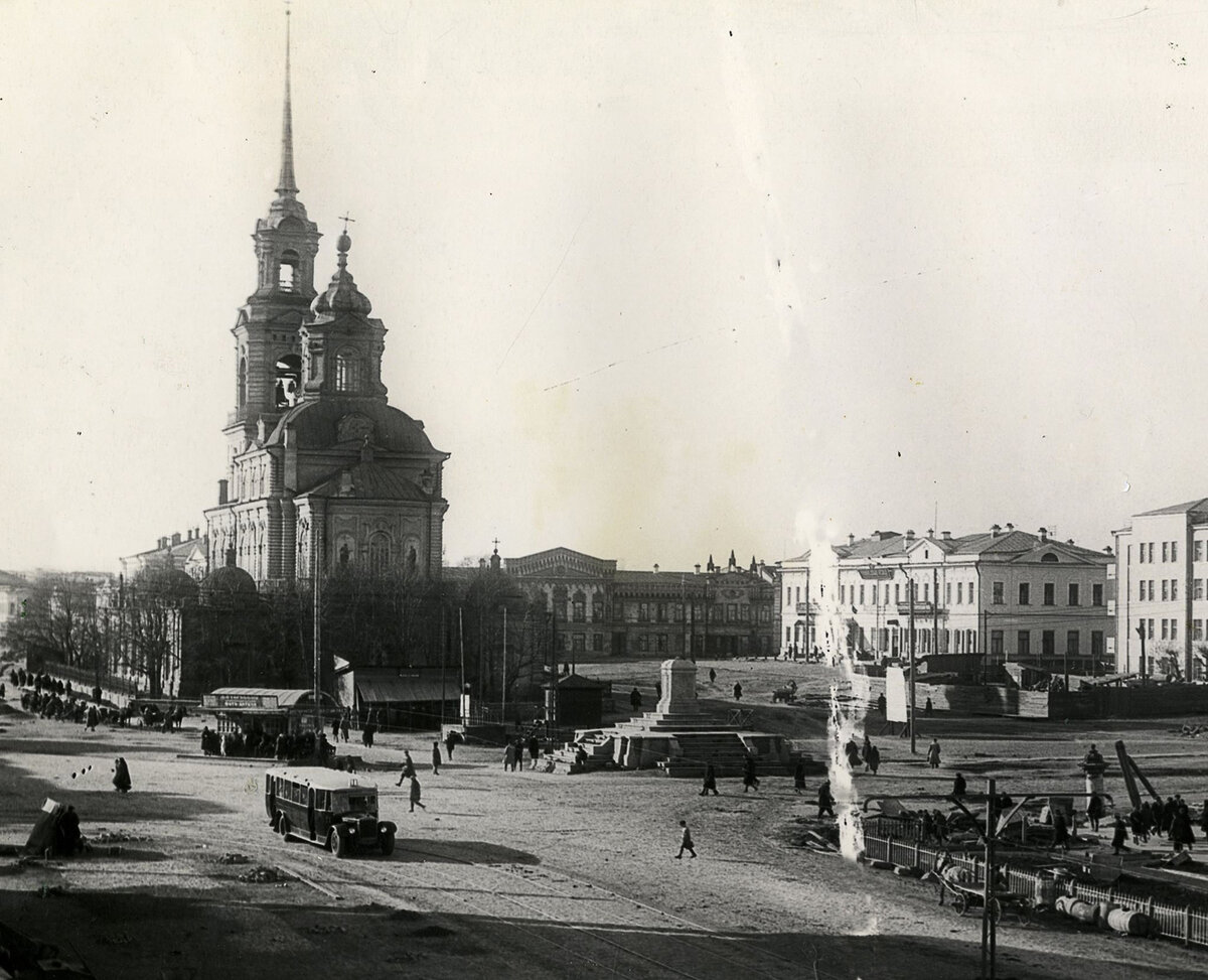 История развития екатеринбурга. Богоявленский кафедральный собор Екатеринбург. Богоявленский собор на площади 1905 года. Собор на площади 1905 года Екатеринбург до революции. Екатеринбург Свердловск, площадь 1905 года..