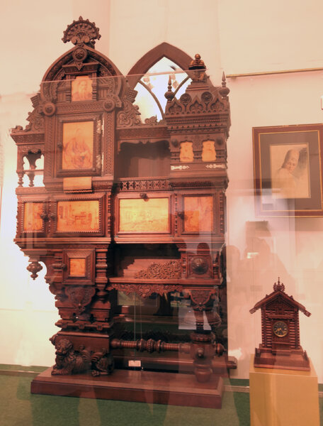 Шкаф "Книжница графа Л.Н. Толстого". Придворная мастерская А.В. Шутова. Санкт-Петербург. 1892 год.