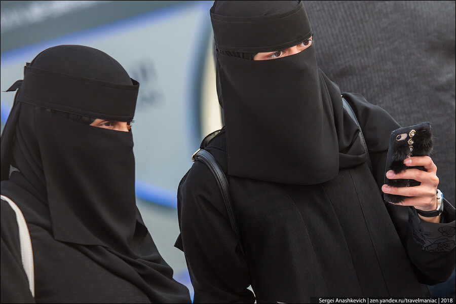 Когда их видишь без всех этих черных одеяний, понимаешь, почему мужья так строго требуют носить строгий хиджаб и от всех прятать лицо.