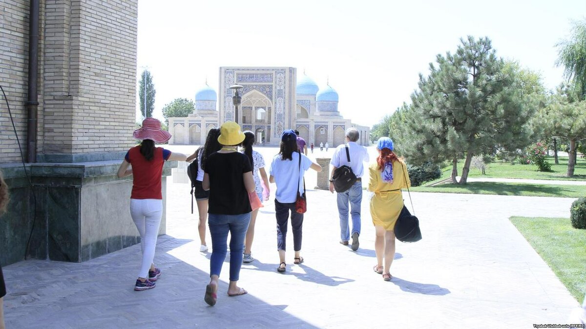 ТУРИСТЫ В ТАШКЕНТЕ. КОМПЛЕКС ХАСТ-ИМАМ. ФОТО С САЙТА RFERL.ORG