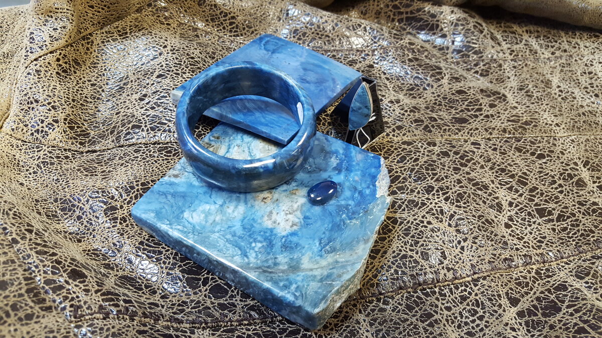 Голубой нефрит - Дианит, название неофициальное. Фото автора.