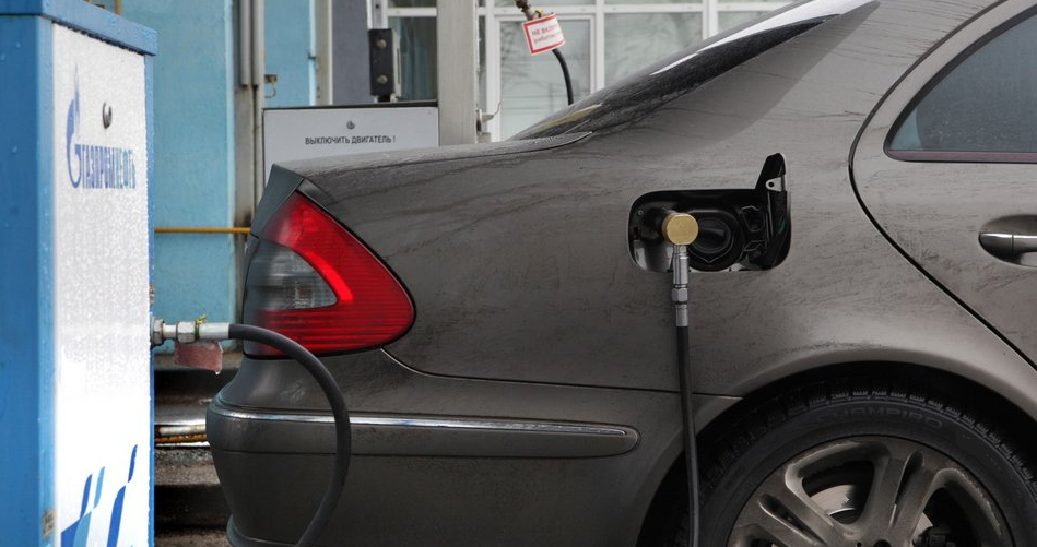 Автомобиль с ГБО на заправке Метаном